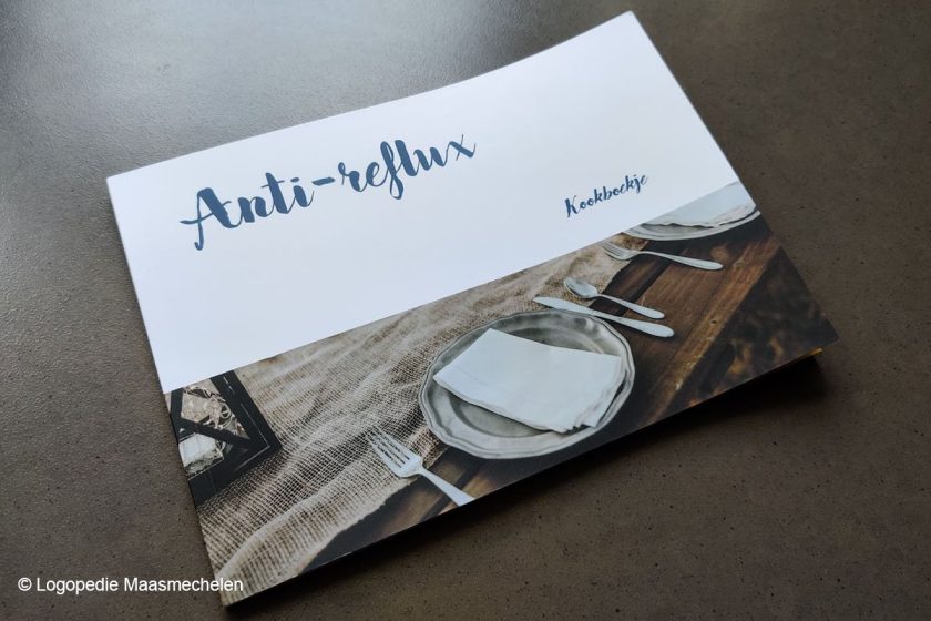 Het kookboekje Anti-Reflux, opengeslagen op tafel.