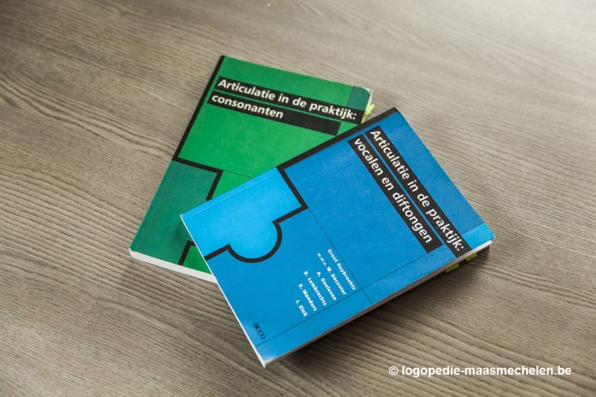 Articulatiemateriaal met klankkaarten op de werktafel in de praktijk.