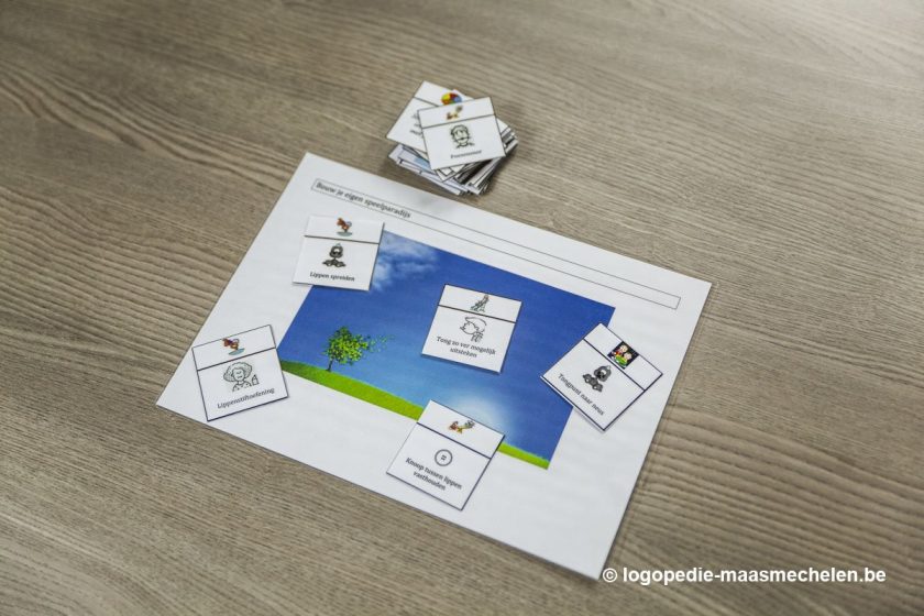 Een spel om de mondmotoriek te oefenen, op de werktafel.