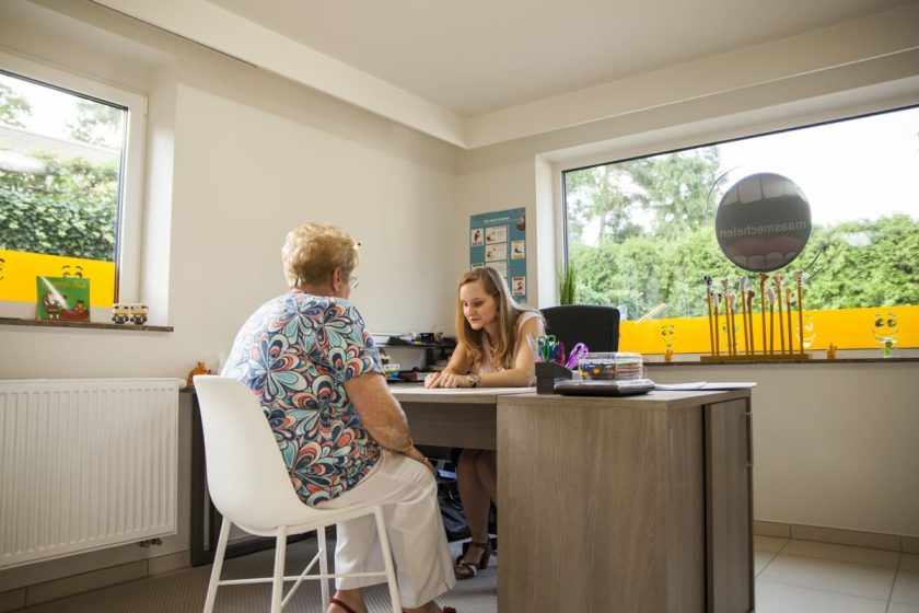 Het behandellokaal van Kim de Raeve, met werktafel en materiaalkast.