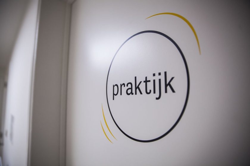 De ingang van de praktijk, gezien vanaf het pad.