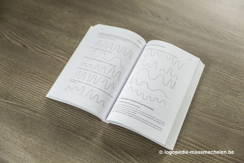 Materiaal voor stemoefeningen, klaargelegd in de behandelruimte.